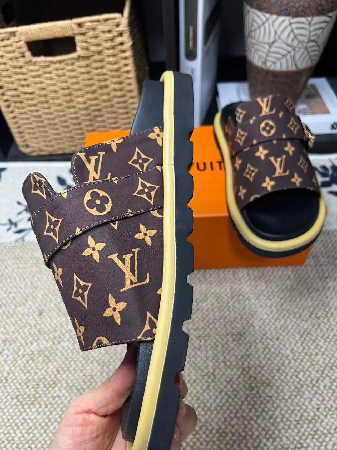 P340 [New Style] [LOUIS VUITTON] Louis Vuitton, LV printing, men's and women's slippers are now on the market, packed in drawer boxes with cloth bags and cards, the upper pattern looks very soft and waxy, and is a super versatile leg slimming tool. Fabric: imported denim/canvas/old fabric, LV hardware LOGO, official website pattern printing, comfortable to wear, feet: high-elastic PU water table. Sole: foam sole, heel height: about 5cm. Code number: 35-46, 35, 45, 46 are custom-made and non-returnable. Color: multiple colors and styles available.